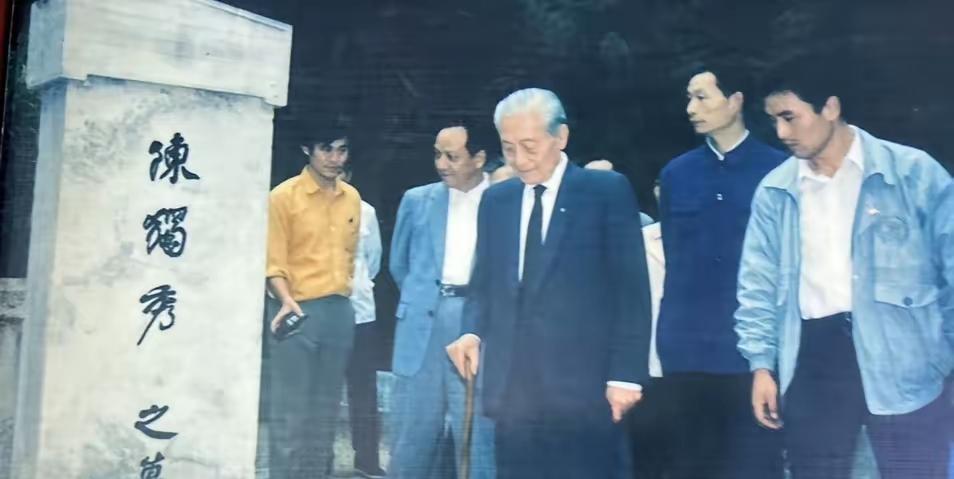 1990年9月，赵朴初借赴九华山参加佛教活动之机，回到阔别64年的故乡安徽。9月