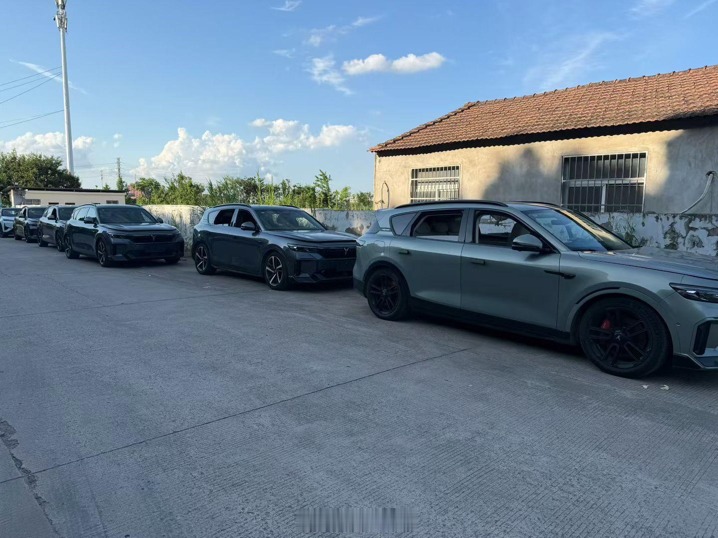 自从做了岚图专营兜里长期比脸干净每天都在卖车，但就是看不到钱，全在车里最近几天回