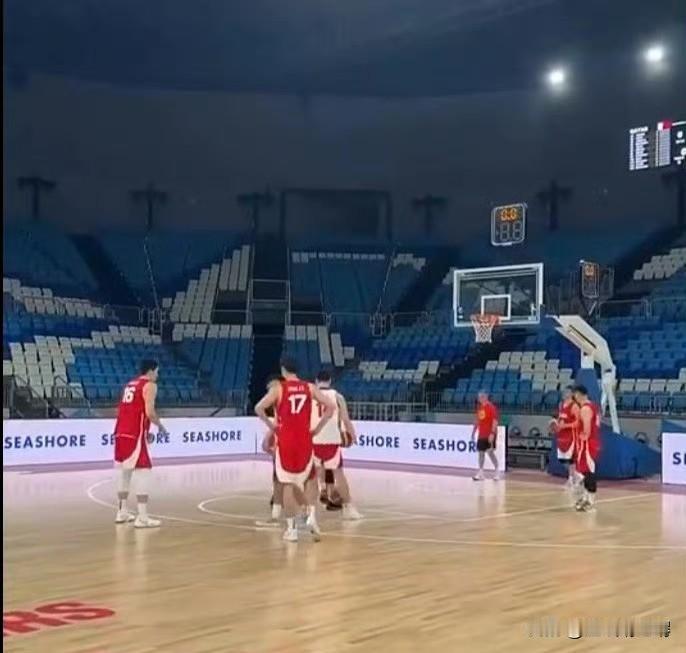 中国男篮抵达卡塔尔后，国内媒体再未发布过训练消息。这从侧面证实，当下男篮队员们因