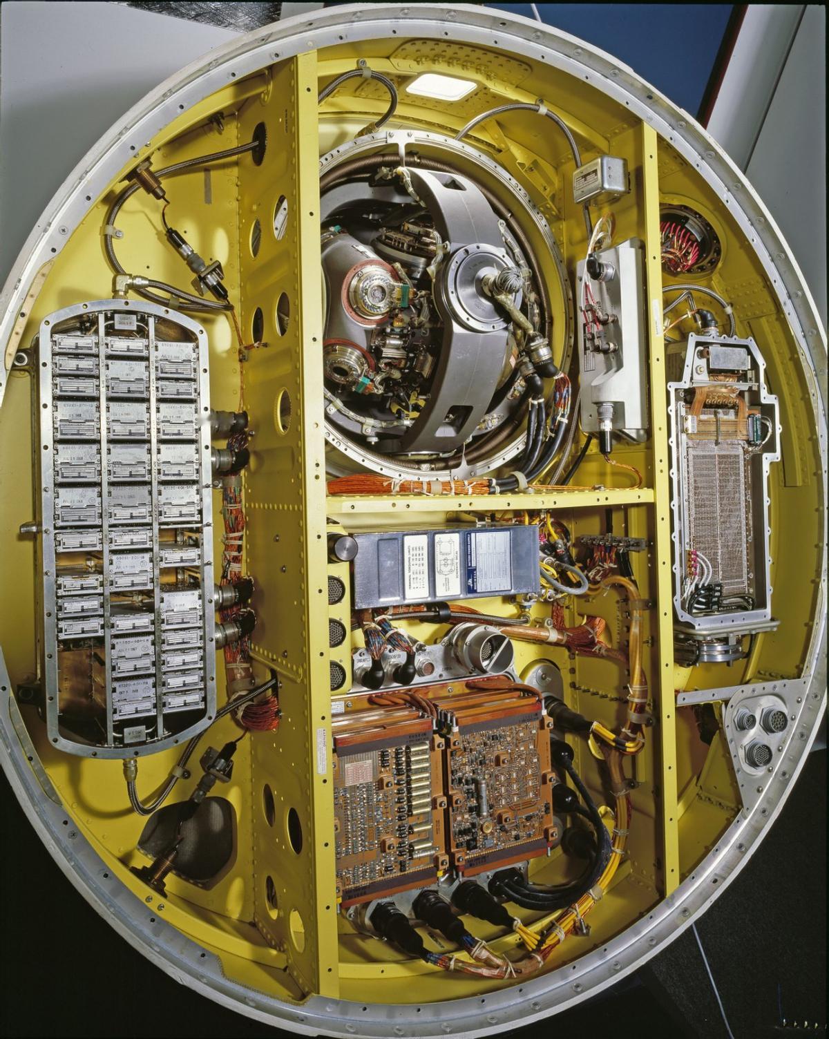 乌克兰媒体公布了榛树导弹的残骸，
让西方惊愕的是，居然里面有大量的晶体管。
看来