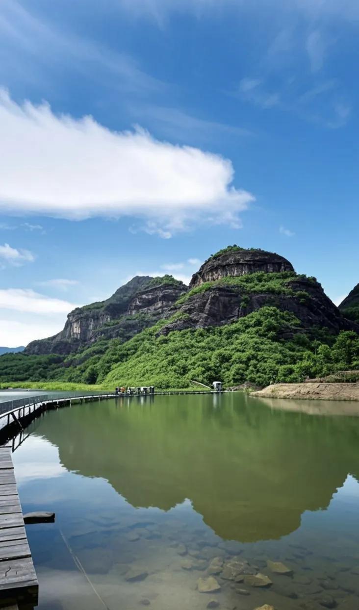 ◆七律·越王山怀古

当代·黄永强

丹崖拔地起苍龙，曾照南疆霸业雄。  

面