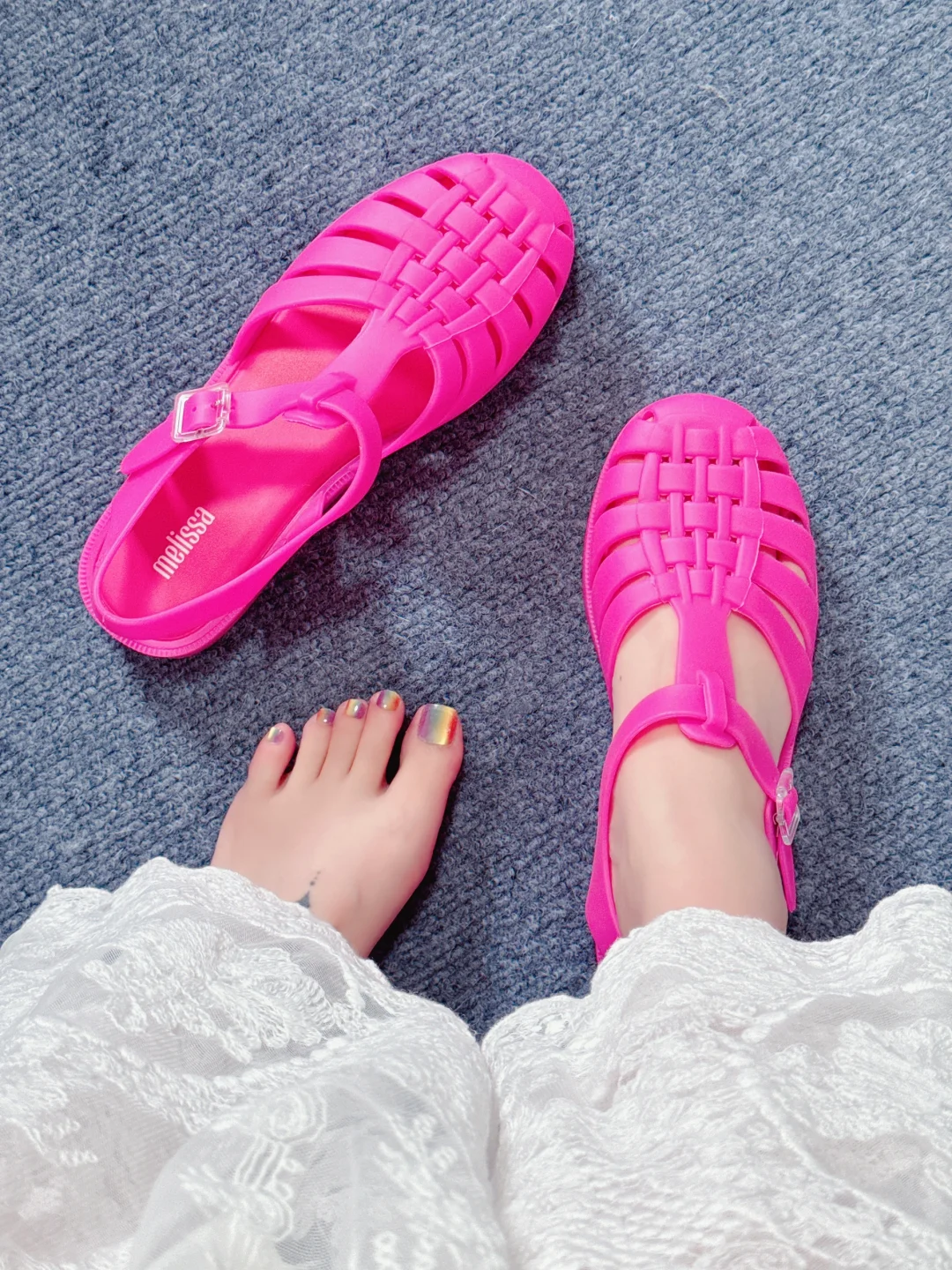 荧光果冻凉鞋配长裙