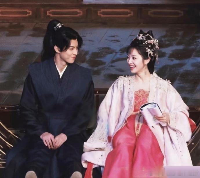 这剧照，对《大奉打更人》的播出真是越来越期待了。许七安这个角色，简直就是怕老婆的