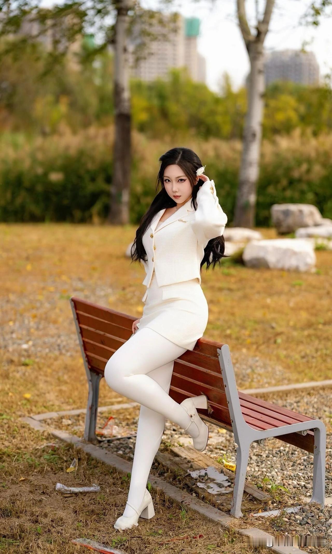 在秋日的调色盘里，白色是最纯净的光。它落在衣摆，像未被打扰的云；落在发间，是一朵