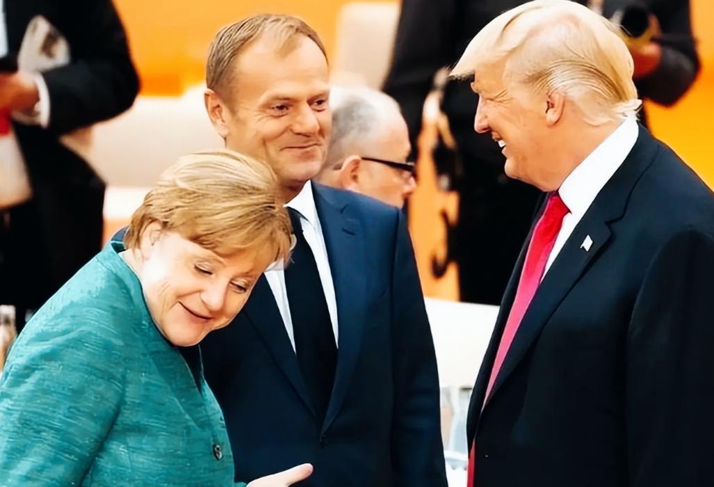 默克尔这微笑低头的姿势，像不像是有点不好意思的样子啊？
特朗普这是说了什么话，让