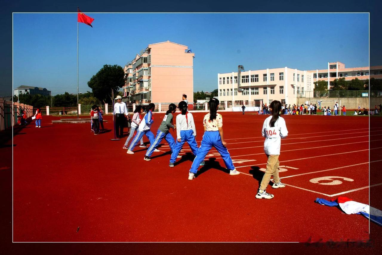 教育部发出通知，要求各地中小学校保障学生每天校内、校外各1个小时体育活动时间，鼓