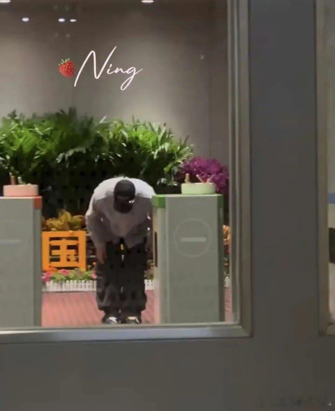 于适对着洞洞板鞠躬，粉丝就被这感动了[哆啦A梦害怕] ​​​