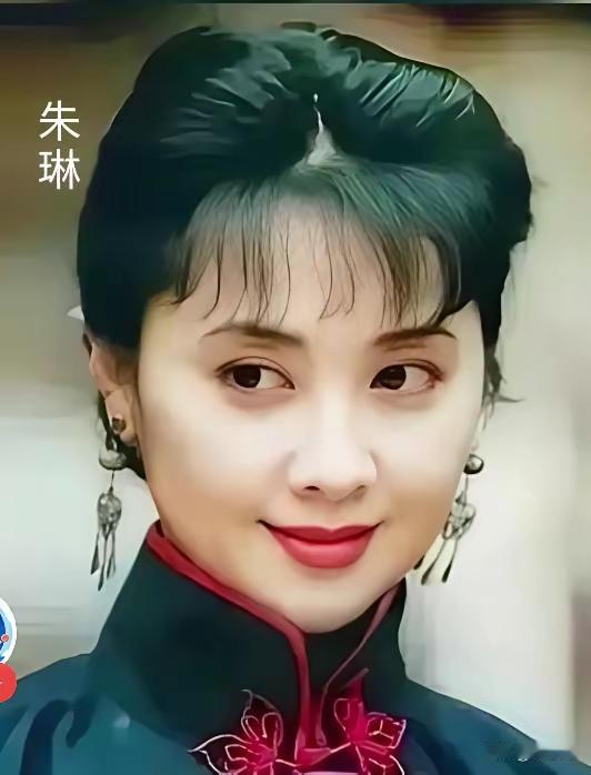 娜仁花年轻时候这么漂亮吗？是《父母爱情》里边那个校长的媳妇吗？没想到年轻时候这么