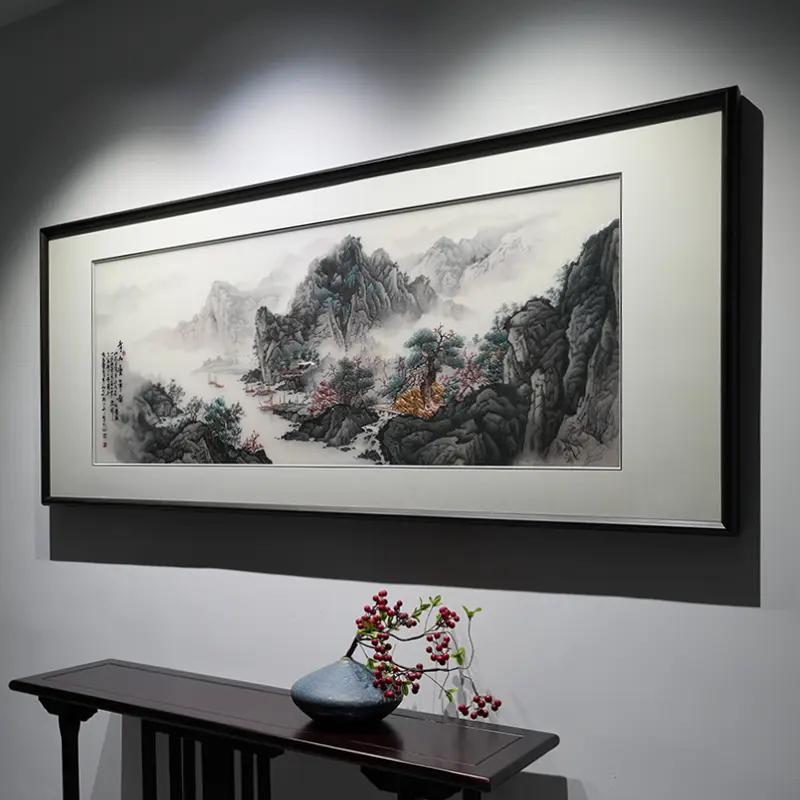 丝缕绣绘清江岳，雾漫江湾福运千秋长 还在寻觅大气耐看的中式山水挂画？这...