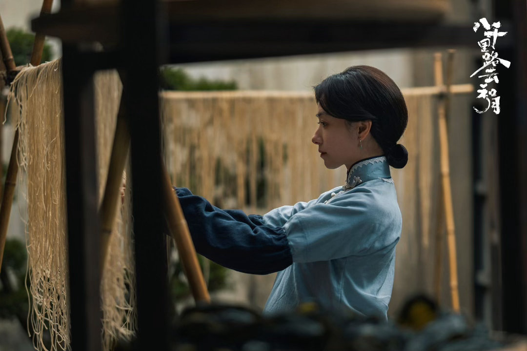 万茜追剧把自己看哭了 三千多米的海拔，一边吸氧一边追剧，追的还是自己演的。万茜这