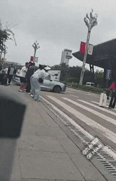 小姐姐刚出车站，看到这么多热情的人，都惊呆了！这些人还挺守规矩的，绝不越线过去拉