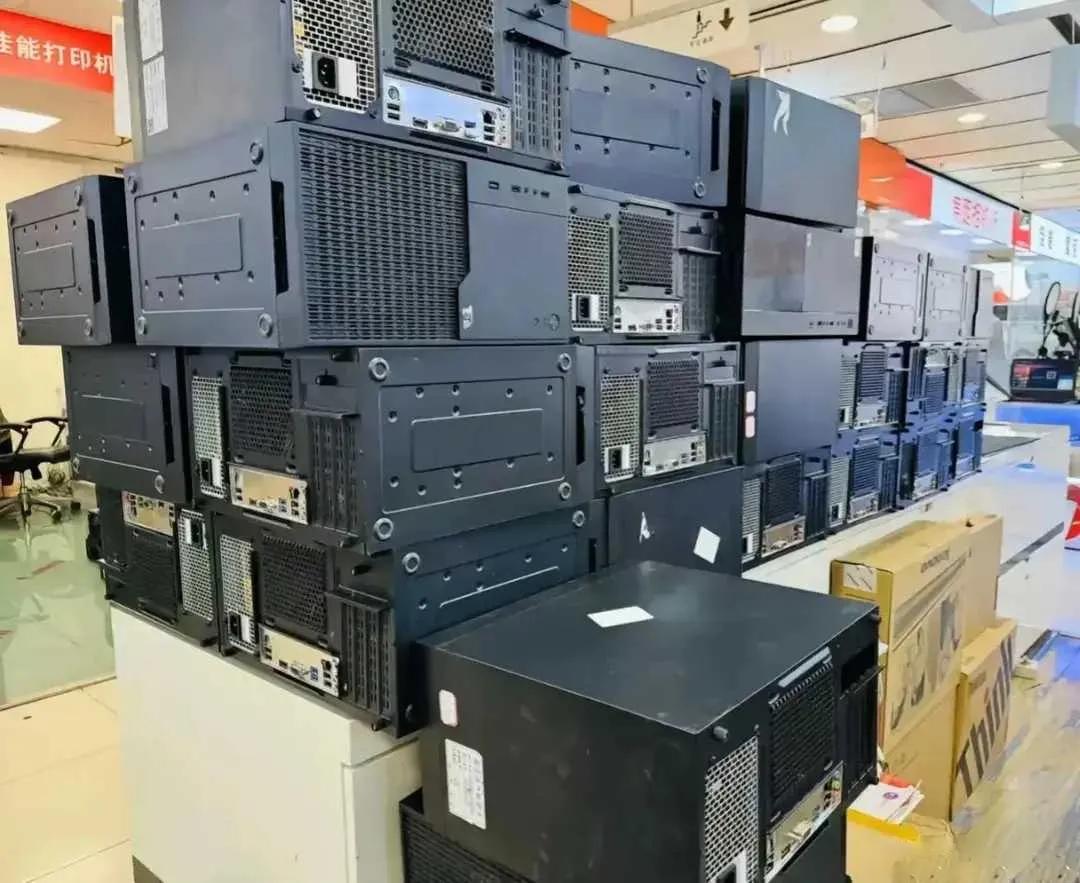 网友：据说这是某直播公司开始卖电脑了。。。[酷拽]
