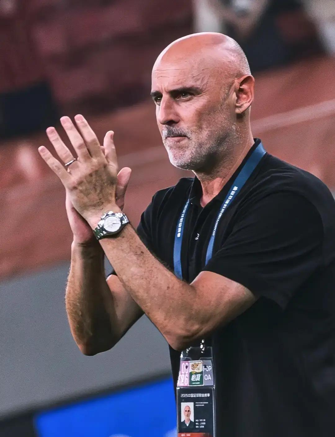 中超的亚冠名额被砍了。下赛季咱们就剩一个直接进精英赛的席位了。
 
为啥？积分崩