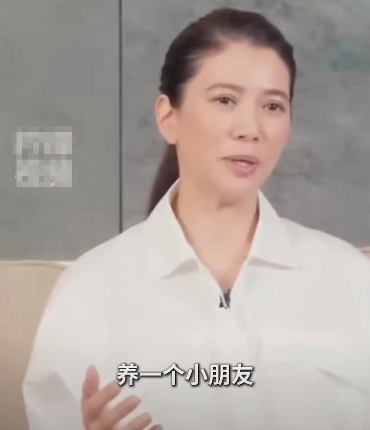 袁咏仪聊育儿，说:“养一个小朋友好像在教我重新做人，我以前身上会有很多不好的习惯