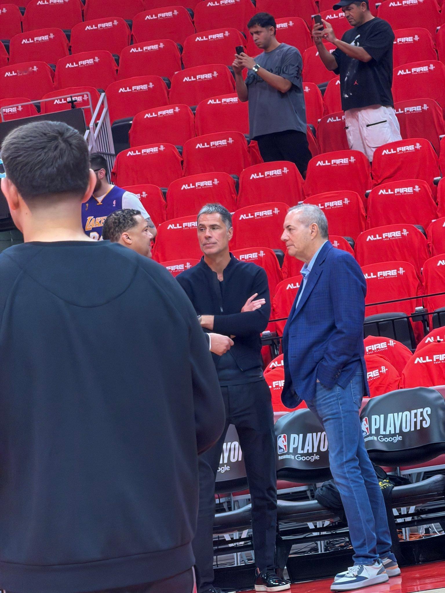 佩林卡，以及湖人商业运营总裁朗-罗森，目前均已抵达休斯顿。 