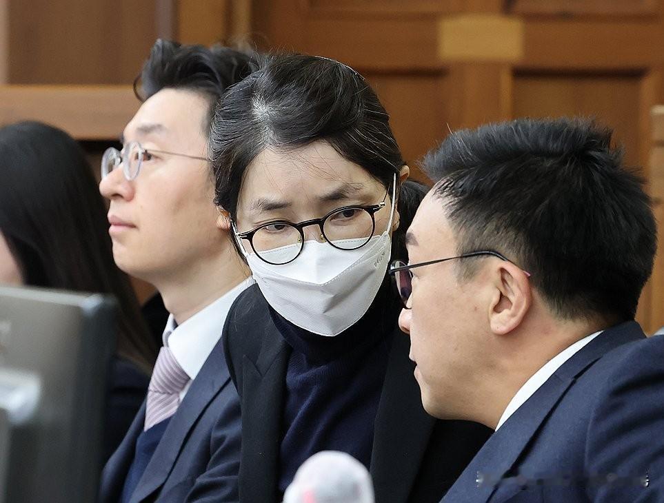 3月17日，韩国首尔中央地方法院对金建希涉嫌斡旋受贿、“卖官鬻爵”案进行首次庭审