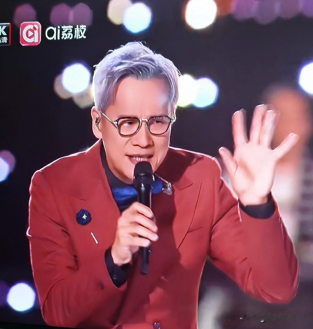 这哪像是72岁的人啊！

看个跨年晚会竟被罗大佑震撼了，

不是他高超无与伦比的