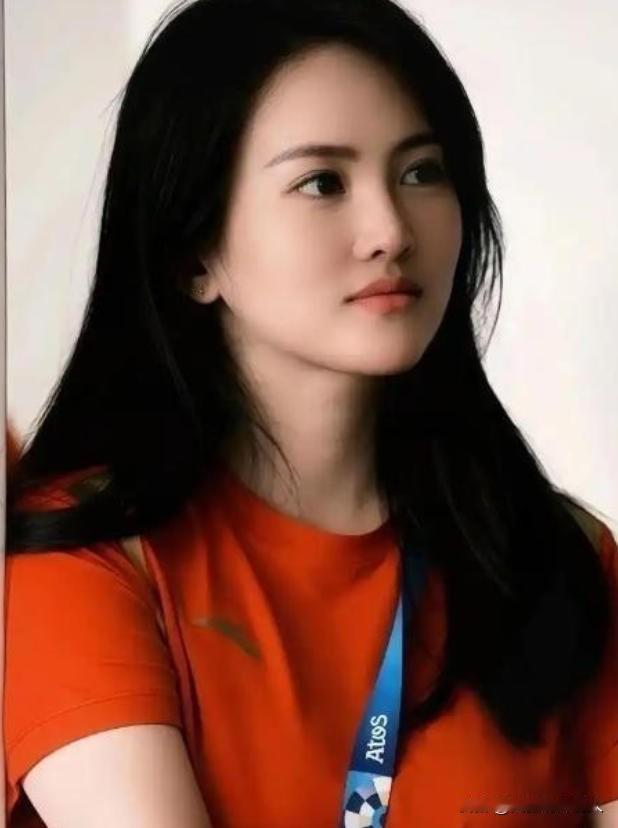 1995年，奥运冠军陈若琳被亲生父母抛弃，被舅舅养大，当她斩获22个世界冠军后，