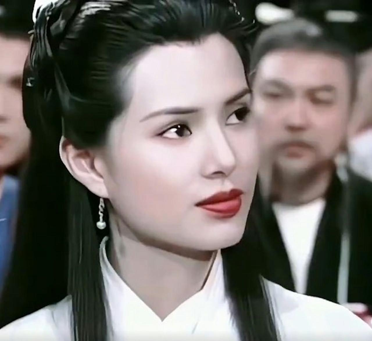 耗十年青春，倒贴上亿帮男友翻身，李若彤终究没等来一句求婚。

1998年，已经凭