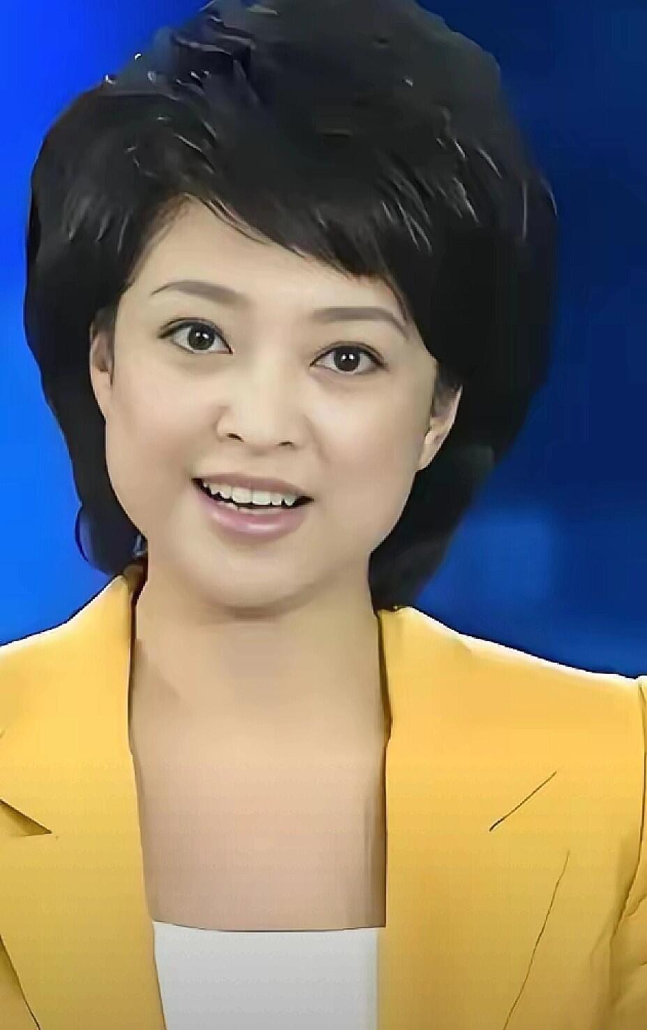 她人美气质非凡，看上去是很大气的那一种，气质不输董卿和周涛，有人知道这是哪一个主