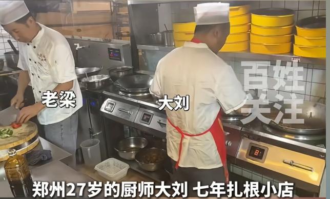 遇到贵人了！7月5日报道，河南郑州，一家烧烤店里，27岁的厨师小伙忙晕了头，交班