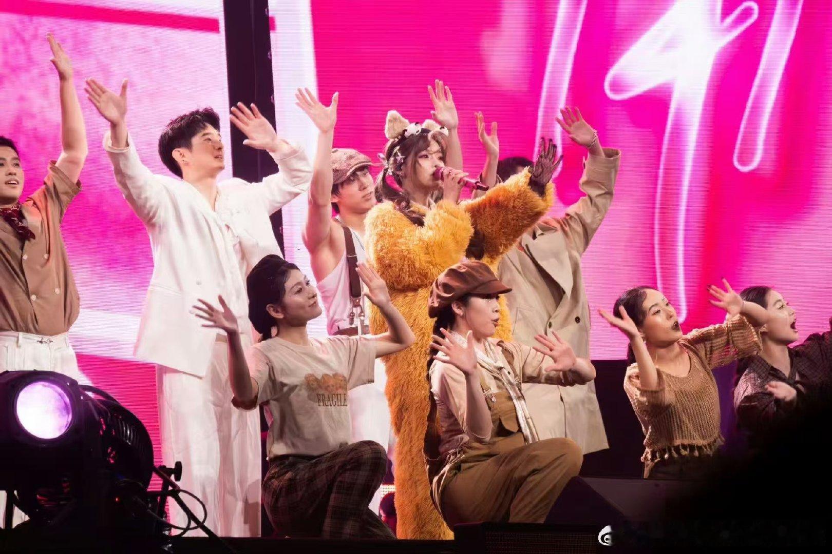 黄霄雲危晋宇跳滑溜溜舞声鸣远扬 美声选手危晋宇和师姐黄霄雲跳滑溜溜舞，魔性到上头