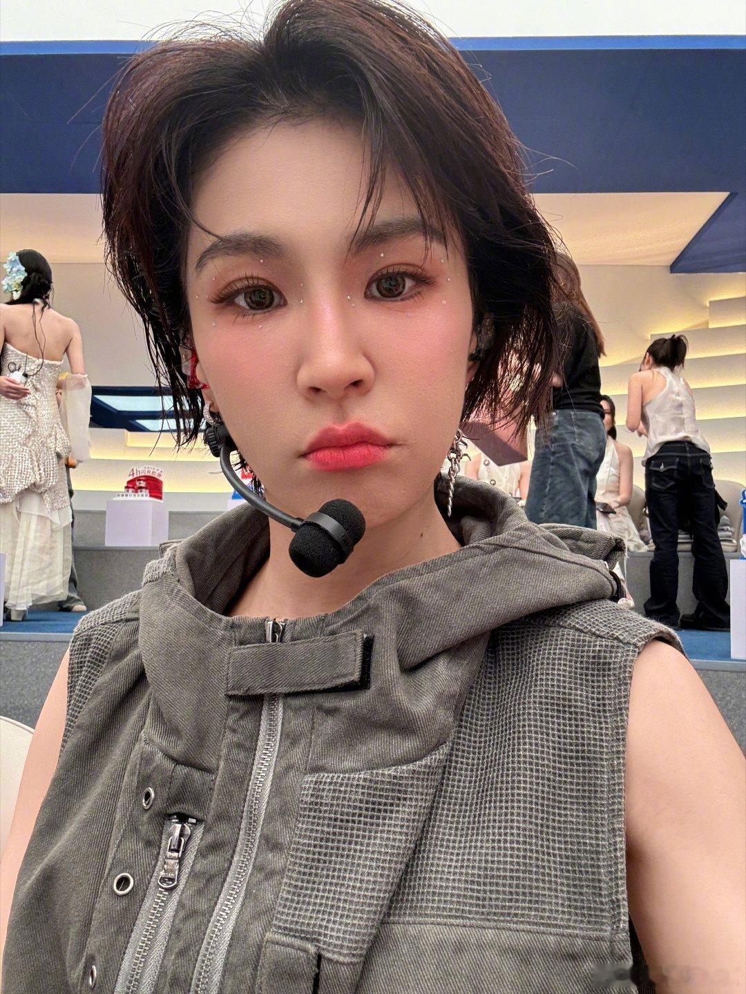 曾沛慈曾沛慈发了18张浪姐合照本以为早就缓过来了，结果翻完这18张合照又emo了