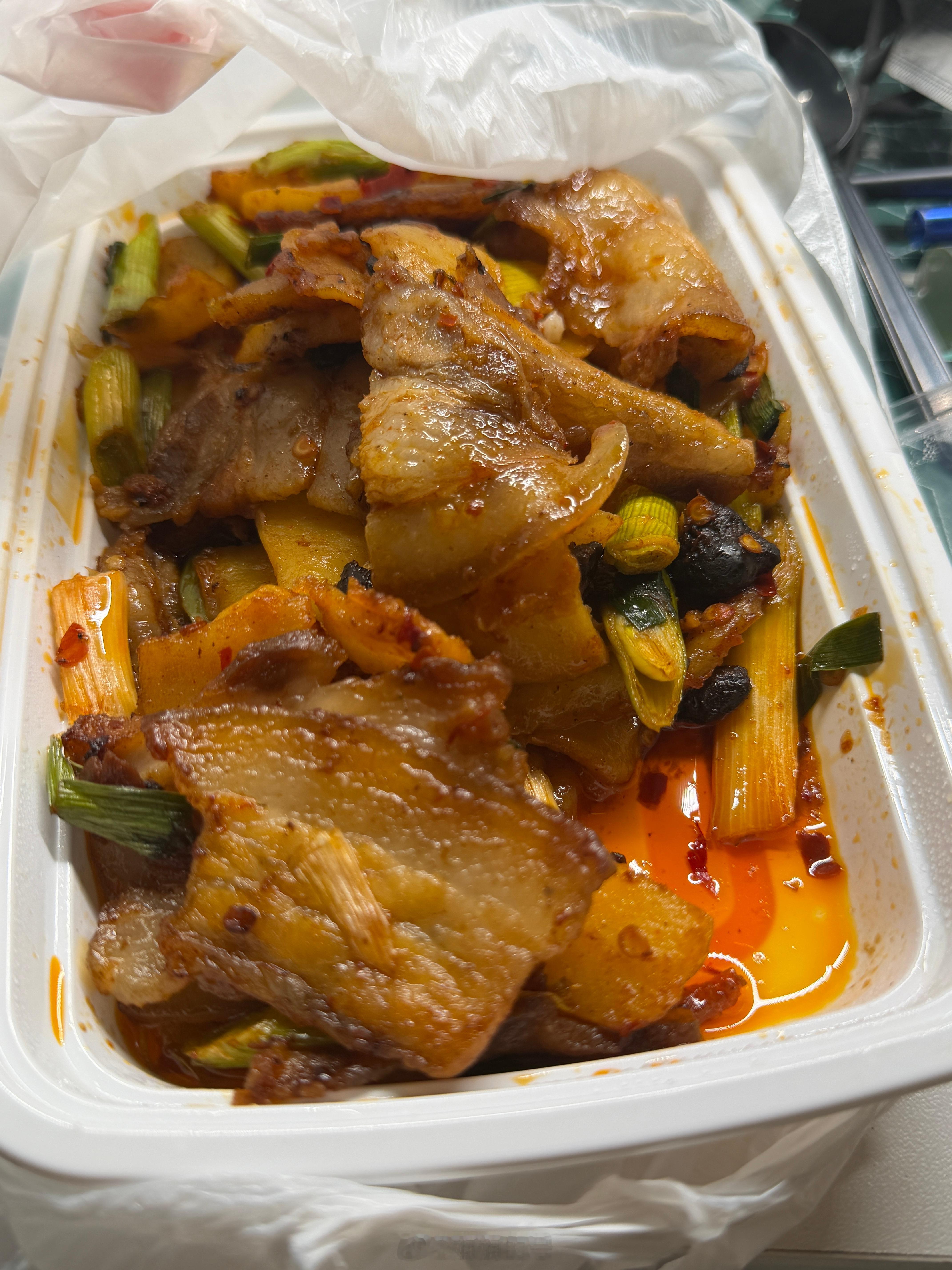 四川这边的回锅肉默认就是肥肉，来四川的朋友谨慎点菜，一口都吃不下 ​​​