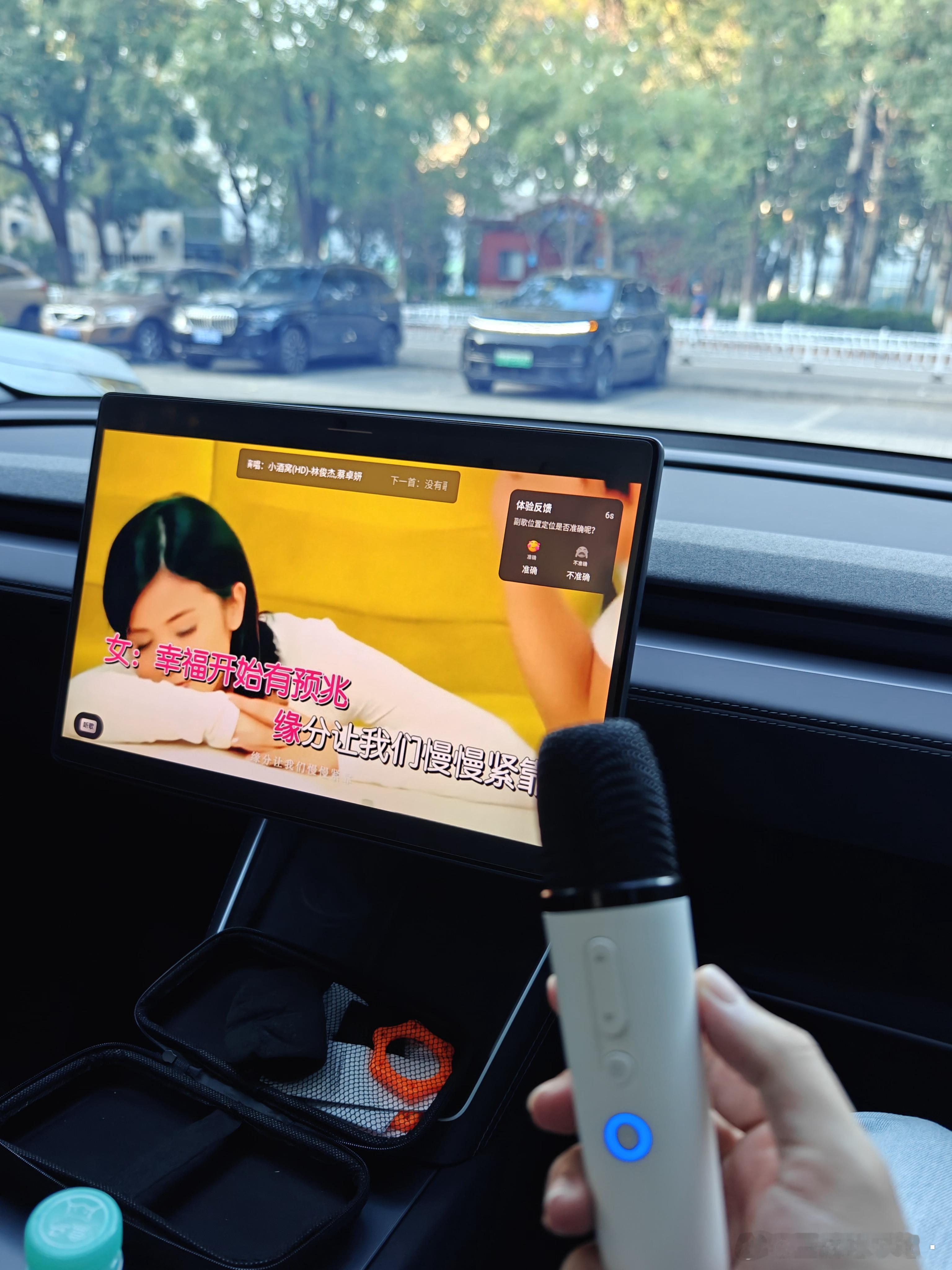 今天小段有网球课，这会儿等他下课，我在车里k歌。提前体验以后带孩子上课外班的感觉