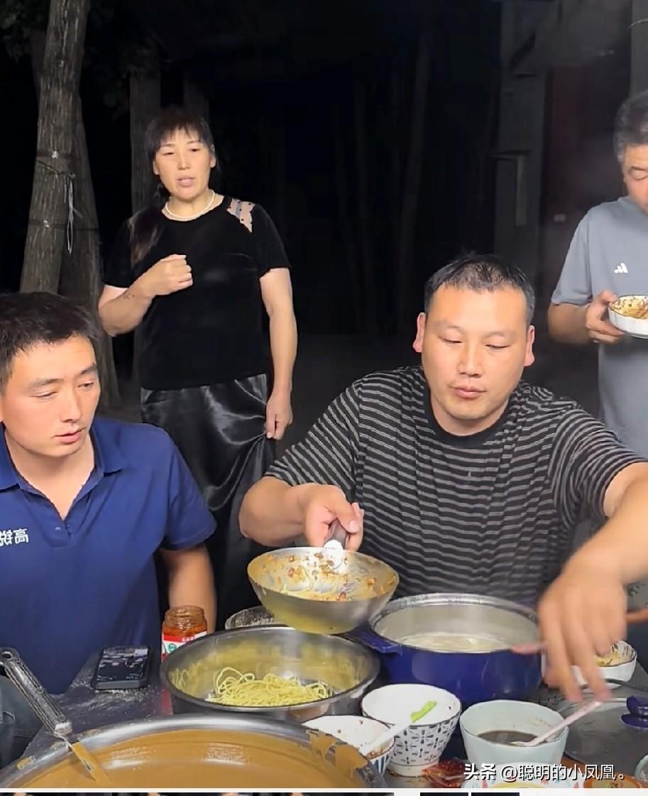 小故事！
    大飞 晚上在直播带货，他们是 一边直播一边吃着 自己做的麻酱面