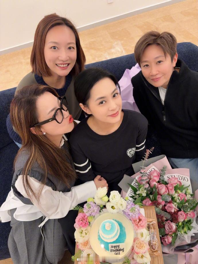 蔡卓妍霍汶希为钟欣潼庆生蔡卓妍晒亲亲照为钟欣潼庆生 21日是钟欣潼的生日，蔡卓妍