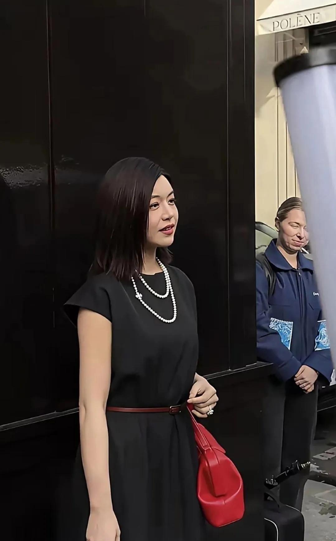 巴黎街头偶遇陈妍希！离婚后状态好到发光
 
谁能拒绝在巴黎街头偶遇这样的陈妍希？