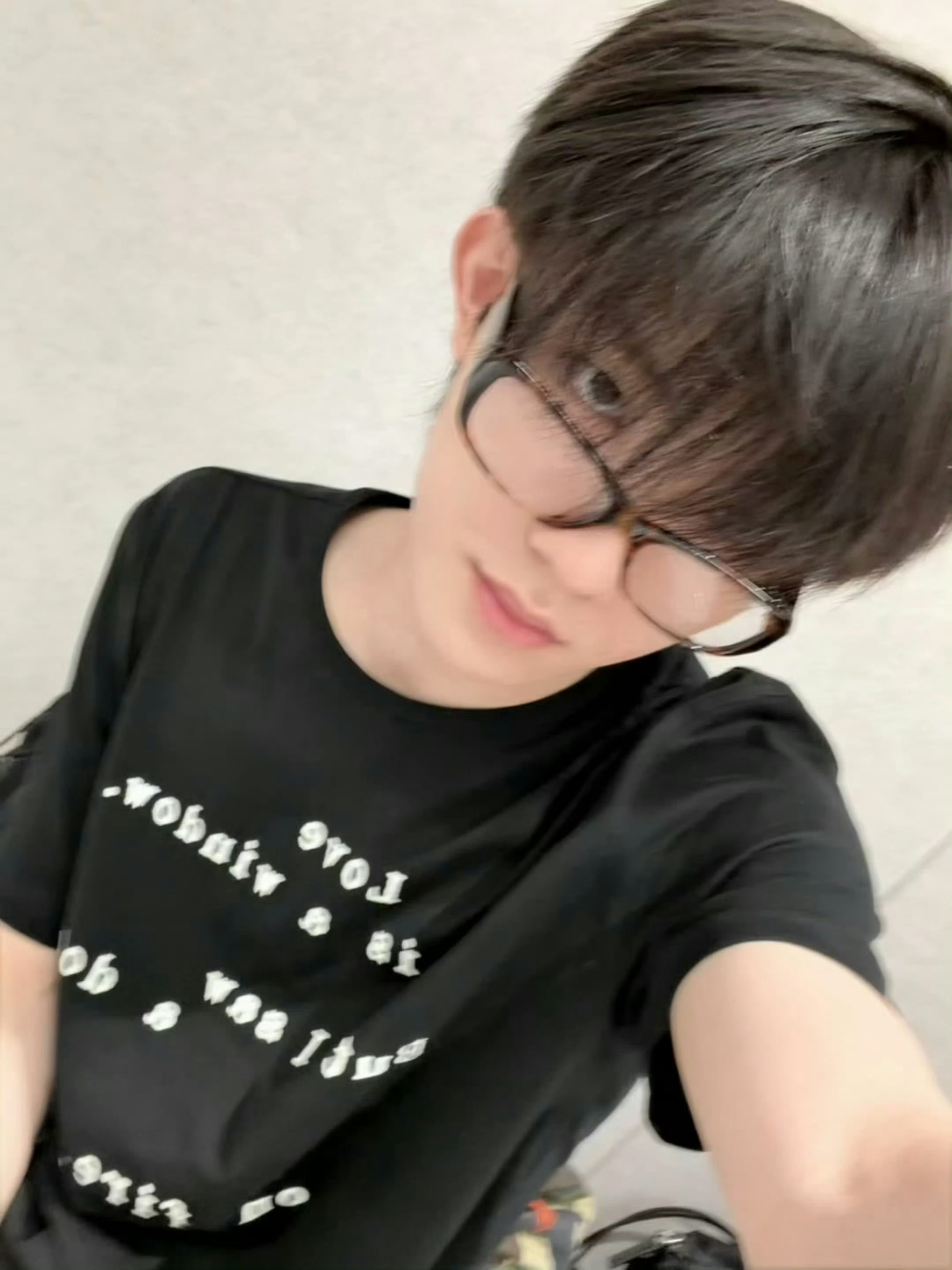 苏新皓分享网盘同样都是连轴转录制团综从新疆回来，同事消失一周还需要催着营业，而我