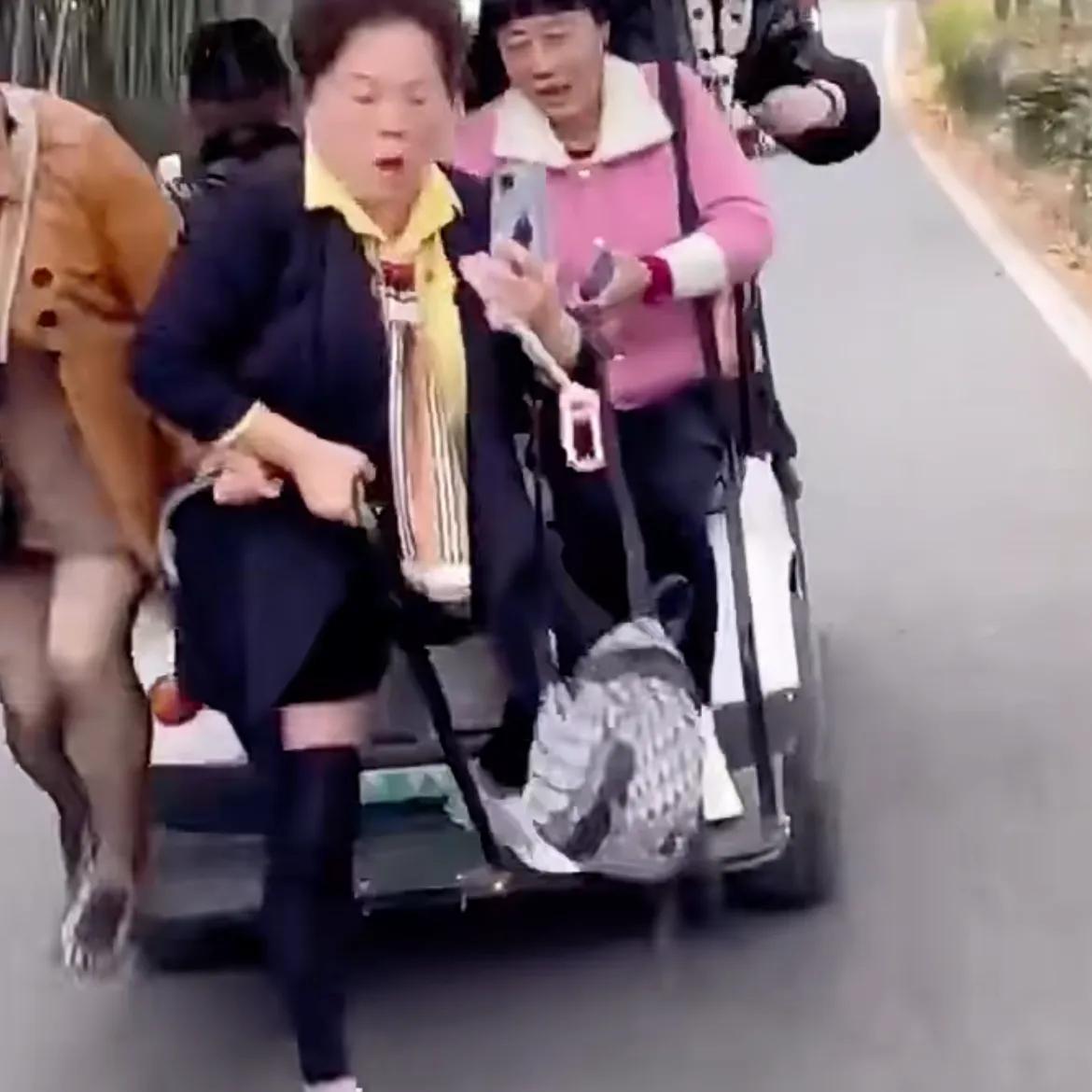 11月19日，大妈们开心坐在观光车上不料下一秒扶手栏杆突然折了。瞬间跌到地上，让