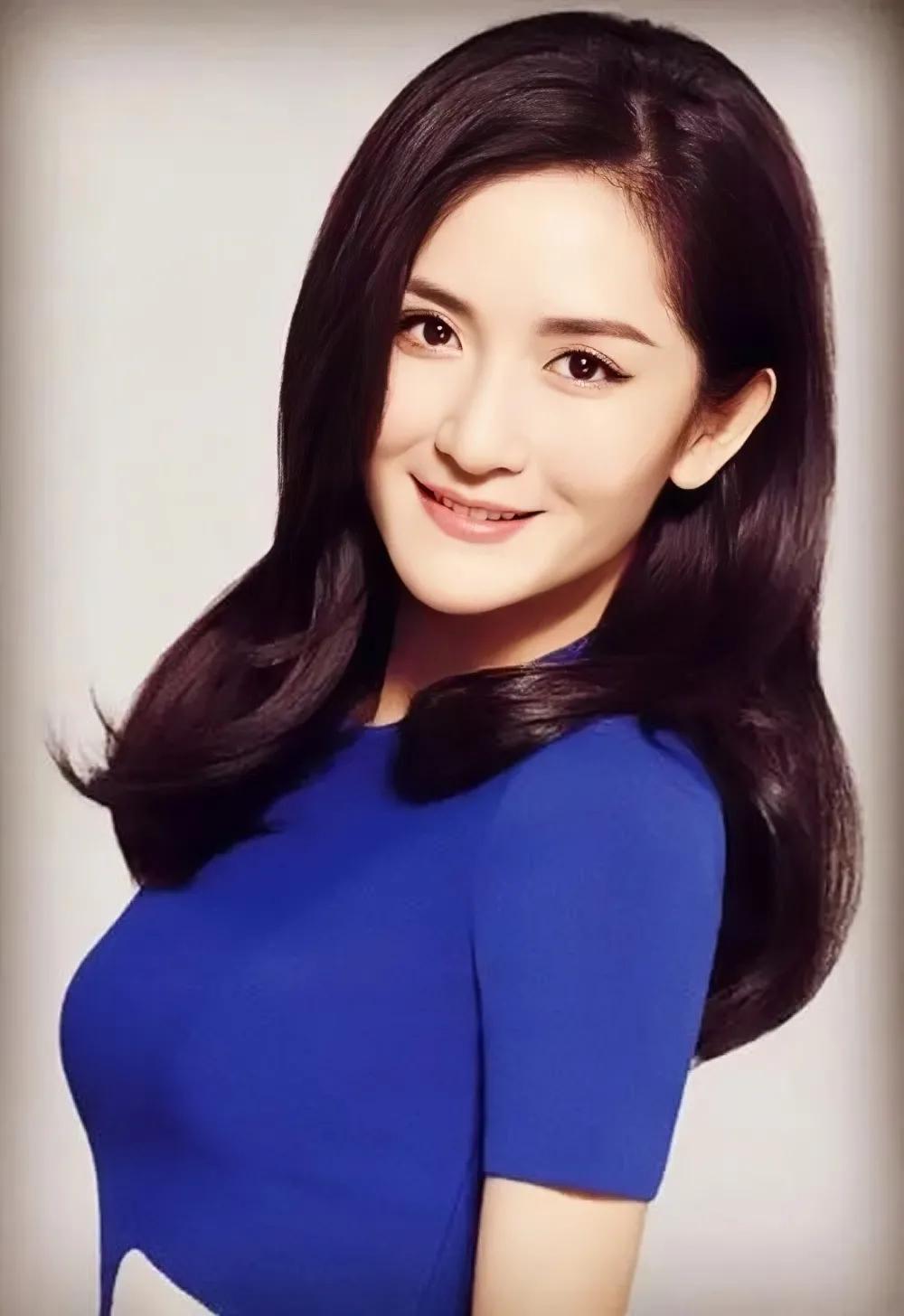 谢娜是一位中国著名的演员和歌手，她的人生经历丰富多彩。从她的童年时代开始，她就展