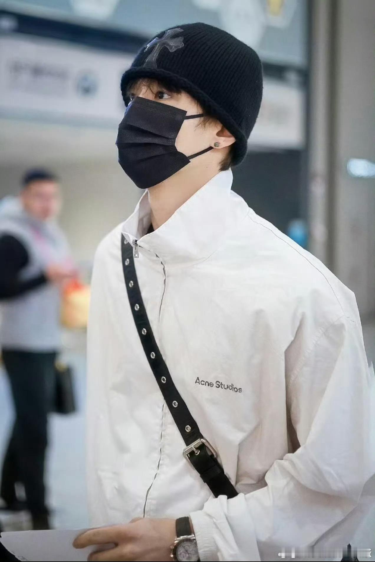 何与百花杀发布会状态何与孟子义红绳氛围感 白衣清隽，眉眼温柔，发布会生图状态绝了