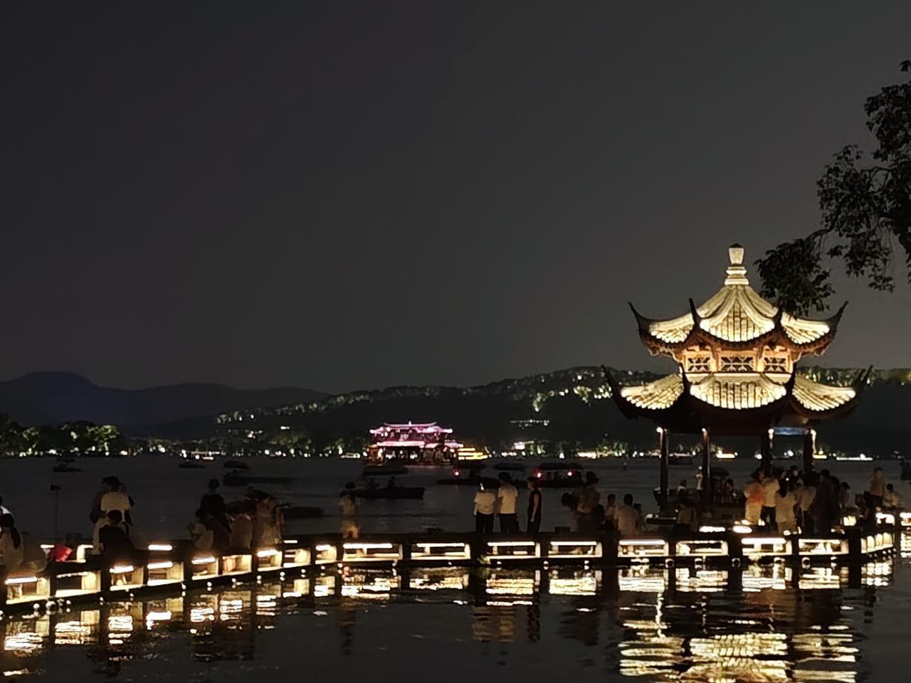 又是一年国庆时，为庆祝祖国76周年华诞，杭州街道两旁挂满国旗，节日气氛拉满。如果