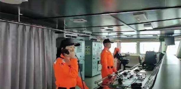 太离谱了！台海巡船在东沙被我海警船堵得不敢动，居然喊出"你们回去争取民主"这种荒