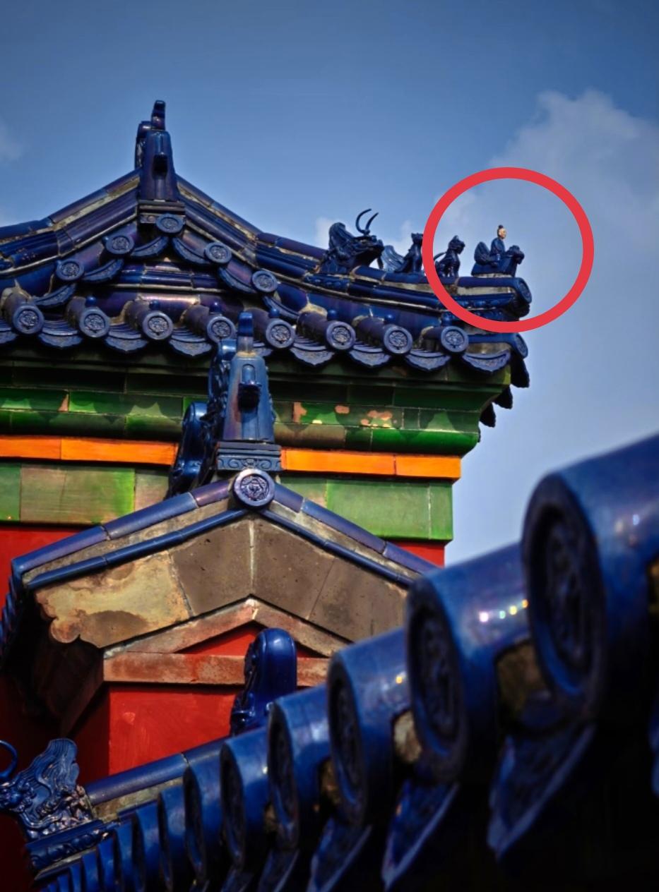注意到这一点没有

古建筑的檐角

第一个仙人是骑着一只鸡

为什么