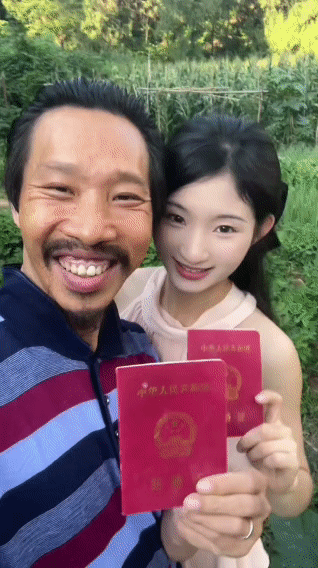为什么漂亮女生，愿意跟着普通男人？
三对争议情侣，撕开感情最现实的一面
 
刷到
