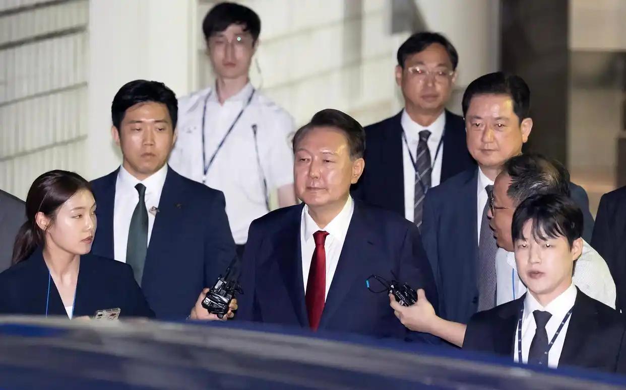 尹锡悦躺在地上强烈反抗，独检组将采取强制手段！8月1日，尹锡悦因涉嫌包庇夫人金建