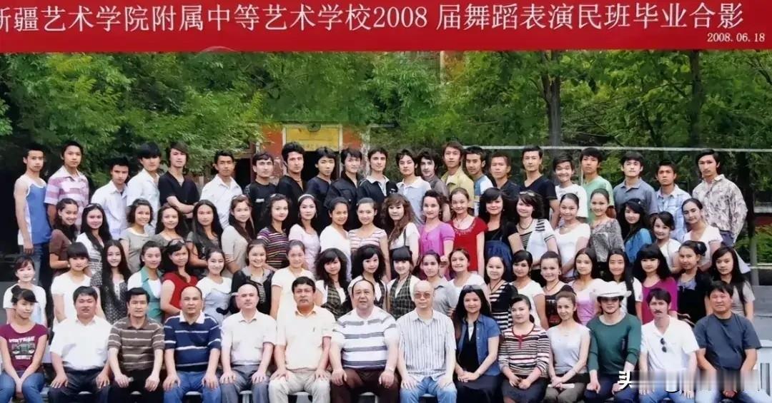 迪丽热巴毕业照，仔细瞧一瞧
左二第三排