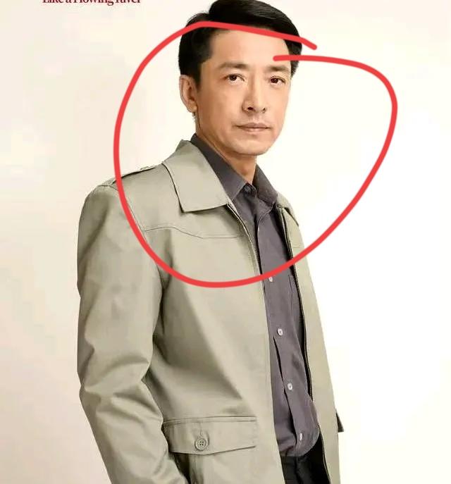 果然姜还是老的辣。
我问我爸：王鑫又是演员，又是中戏主任，有名有利，一辈子都稳了