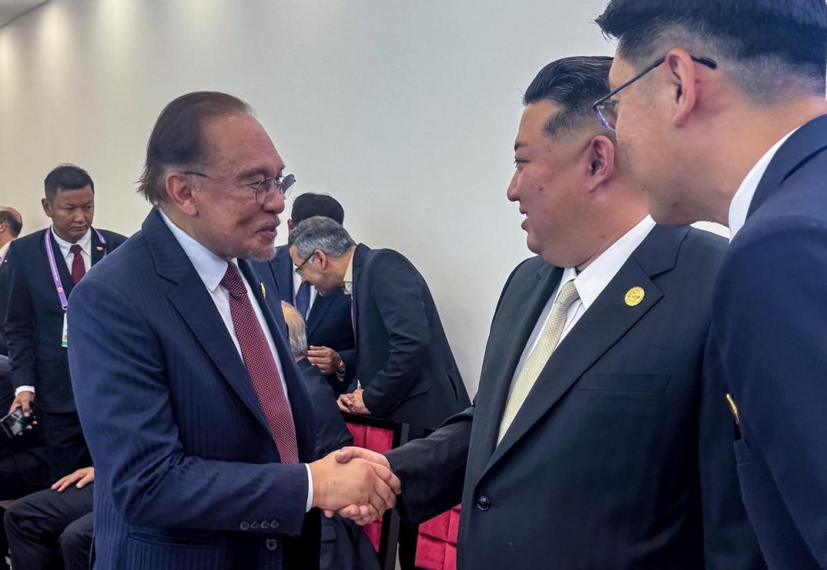 两国还在断交中？没关系，机会难得先握个手再说。据《海峡时报》报道，前来北京参加九