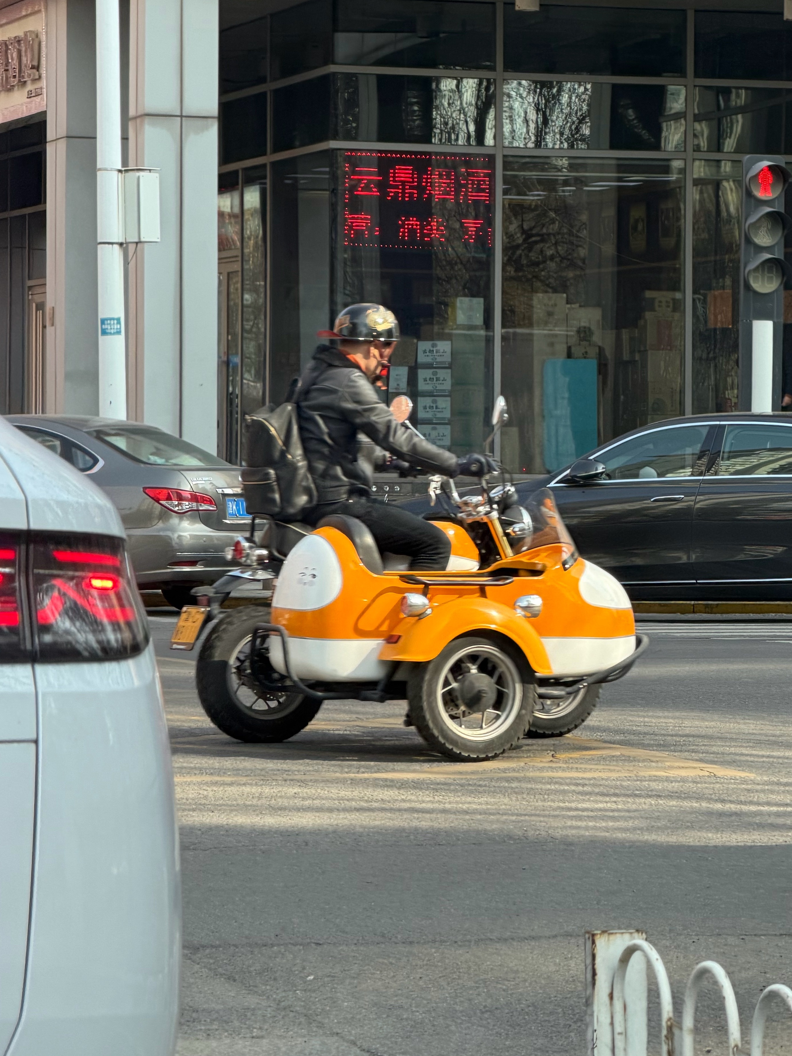 一个未成年三蹦子从前面慢慢开过谁能明白我莫名其妙的笑点 天津