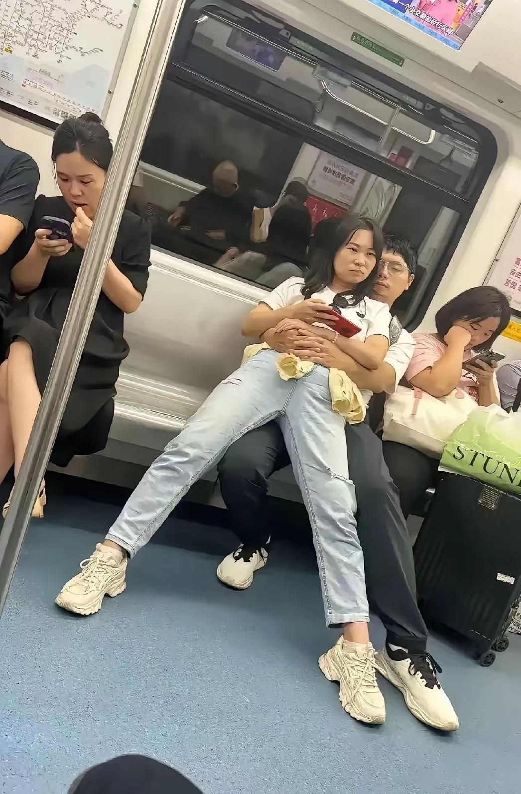 地铁上见过多离谱的，没见过这么没教养的！一男一女简直把公共空间当自家炕头——女的