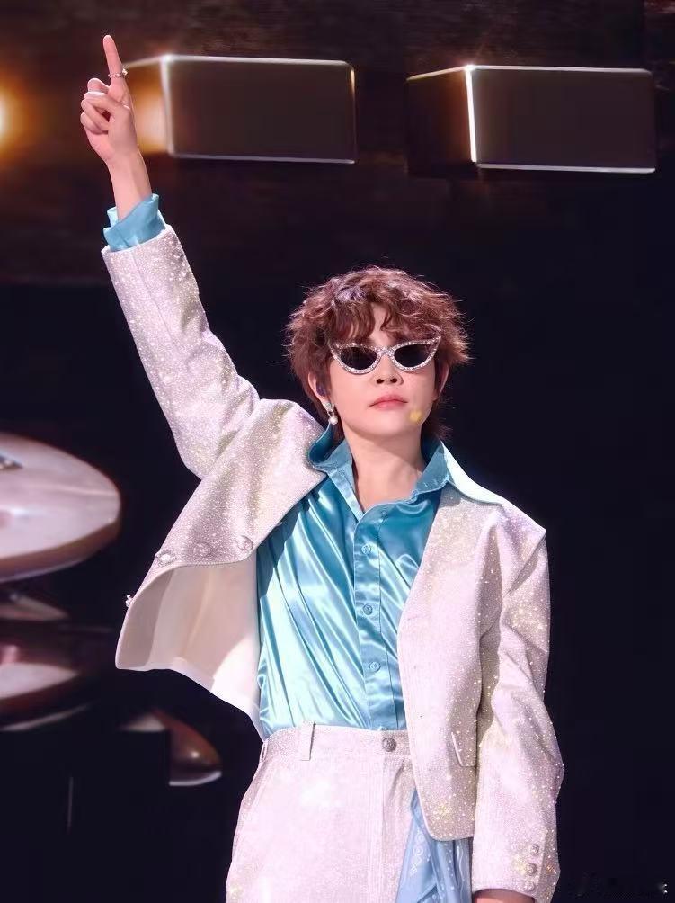 王濛跳普通disco的衣服20斤重王濛跳普通disco的衣服重达20斤别人轻装上