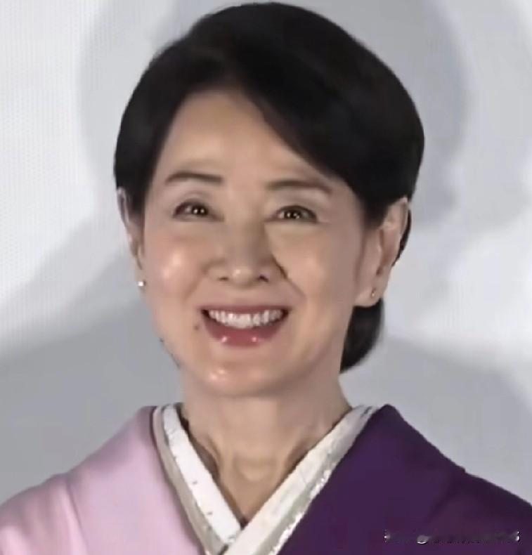 “日本第一美女”吉永小百合状态太绝了！年轻时风华绝代，如今80岁自然老去，依然端