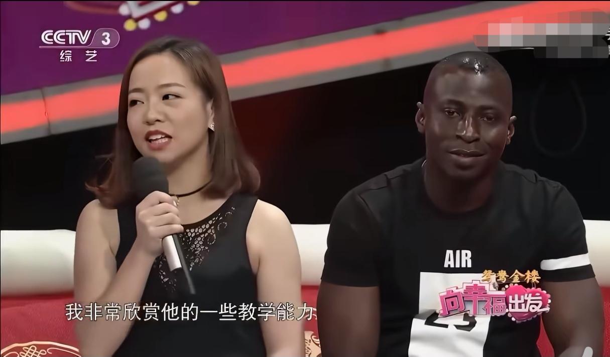 美女被黑人外教吸引，两人不知不觉就处成了男女朋友！然后就有了孩子……