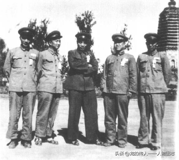 1950年9月39军抗美援朝出国前，在辽阳市召开英模代表大会，军党委成员合影。左